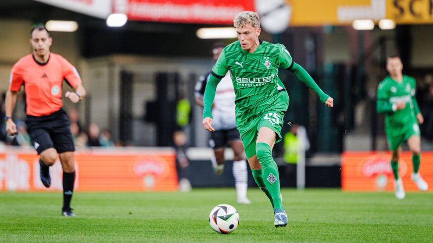 Borussia Mönchengladbachs Robin Hack führt den Ball im Testspiel beim SC Verl.