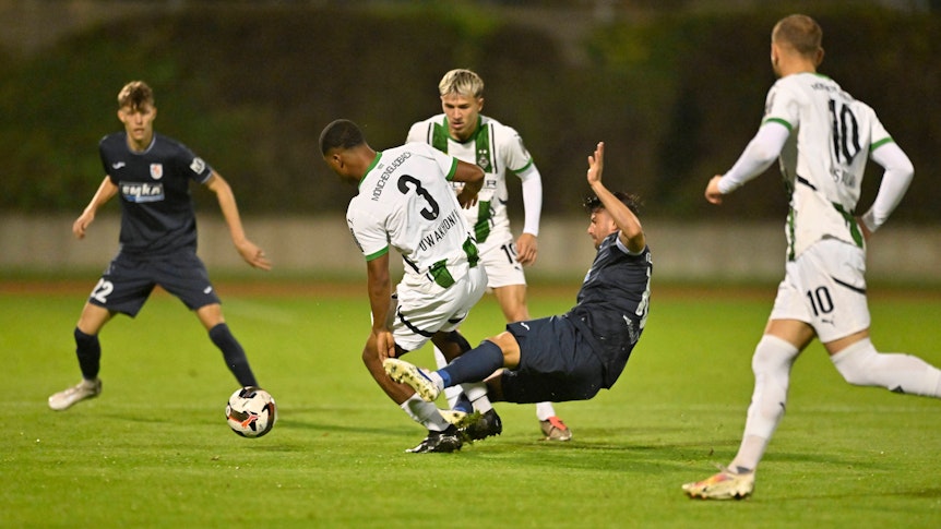 Borussia Mönchengladbachs Joshua Uwakhonye kämpft im Regionalliga-Spiel gegen den Wuppertaler SV mit seinem Gegenspieler um den Ball.