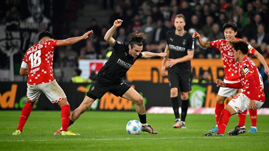 Borussia Mönchengladbachs Rocco Reitz behauptet den Ball im Spiel beim 1. FSV Mainz 05.