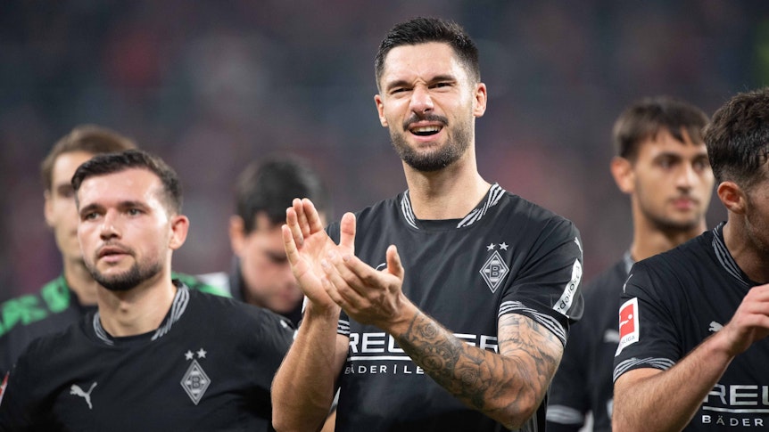 Borussia Mönchengladbachs Tim Kleindienst applaudiert den Fans nach dem Spiel beim 1. FSV Mainz 05.