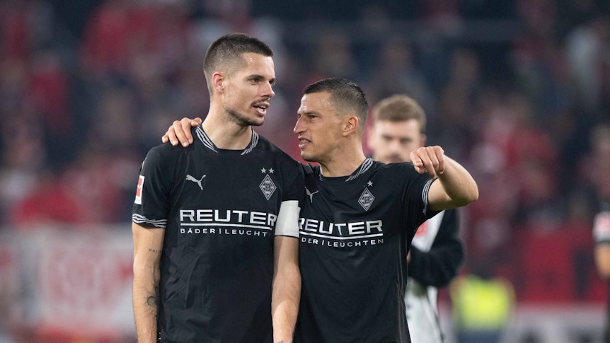 Borussia Mönchengladbachs Stefan Lainer spricht nach dem Spiel in Mainz auf dem Platz mit Teamkollege Julian Weigl.