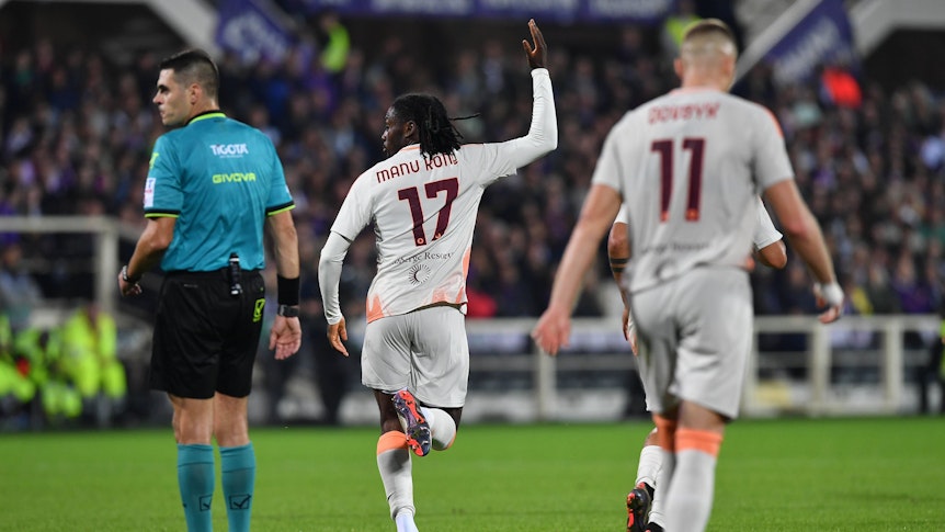 Manu Koné läuft jubelnd über den Platz.