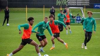 Nathan Ngoumou dribbelt im Training.