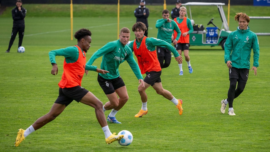 Nathan Ngoumou dribbelt im Training.