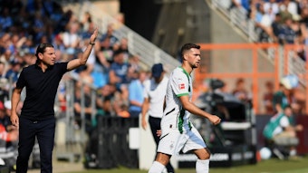 Gerardo Seoane dirigert an der Seitenlinie, während Kevin Stöger den Ball am Fuß hat.