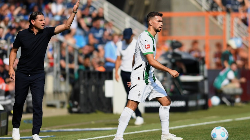 Gerardo Seoane dirigert an der Seitenlinie, während Kevin Stöger den Ball am Fuß hat.