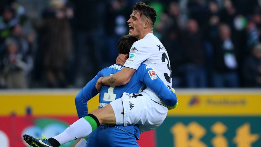 Granit Xhaka bejubelt einen Treffer in letzter Minute mit Yann Sommer.