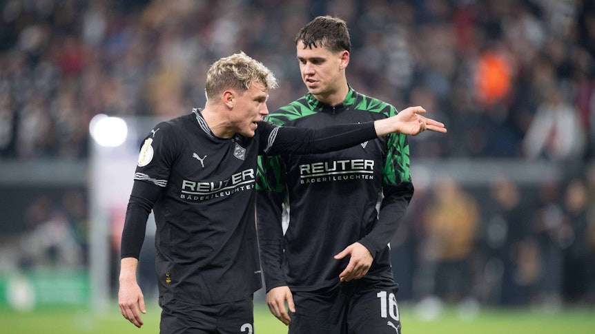 Borussia Mönchengladbachs Robin Hack spricht mit Teamkollege Philipp Sander nach dem Pokal-Spiel bei Eintracht Frankfurt.
