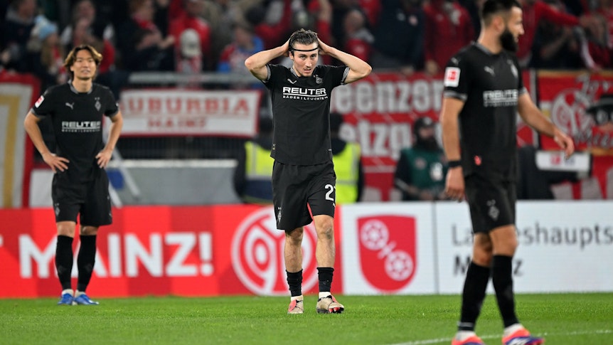 Rocco Reitz fasst sich auf dem Spielfeld den Kopf.