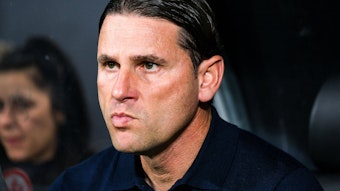 Gerardo Seoane schaut konzentriert auf der Trainerbank.