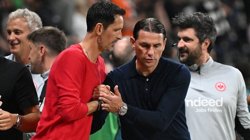 Dino Toppmöller und Gerardo Seoane schlagen sich zur Begrüßung ein.