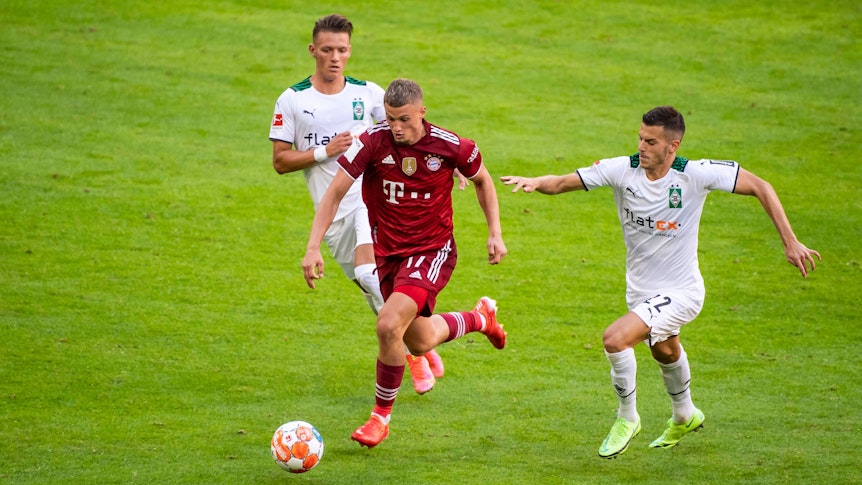 Michael Cuisance behauptet den Ball gegen Hannes Wolf und Laszlo Bénes.