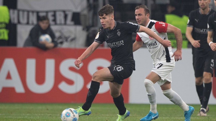 Lukas Ullrich dribbelt, Mario Götze läuft ihm hinterher.