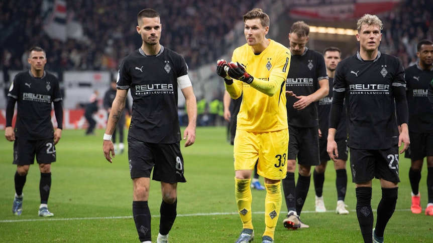 Die Spieler von Borussia Mönchengladbach wirken nach der Pokal-Niederlage enttäuscht.