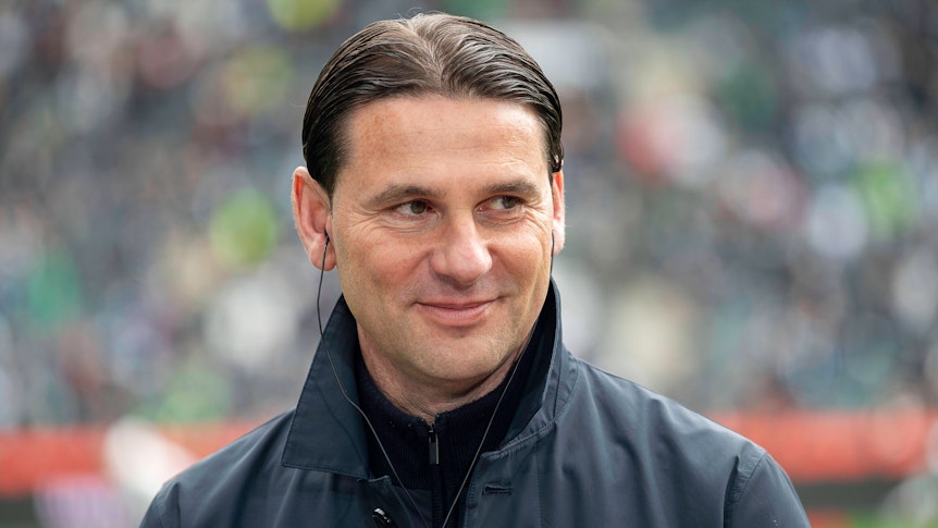 Gerardo Seoane lächelt am Spielfeldrand.