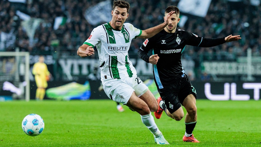 Borussia Mönchengladbachs Joe Scally und Werder Bremens Romano Schmid kämpfen um den Ball.