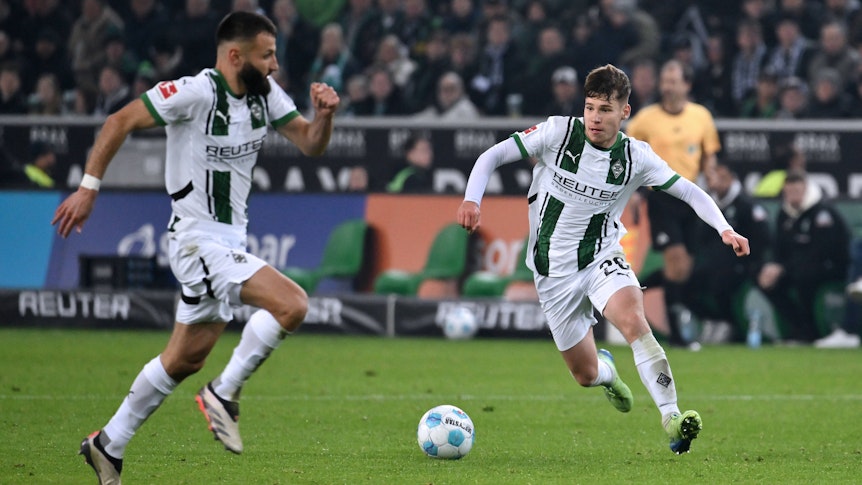Lukas Ullrich dribbelt, Franck Honorat läuft voraus.
