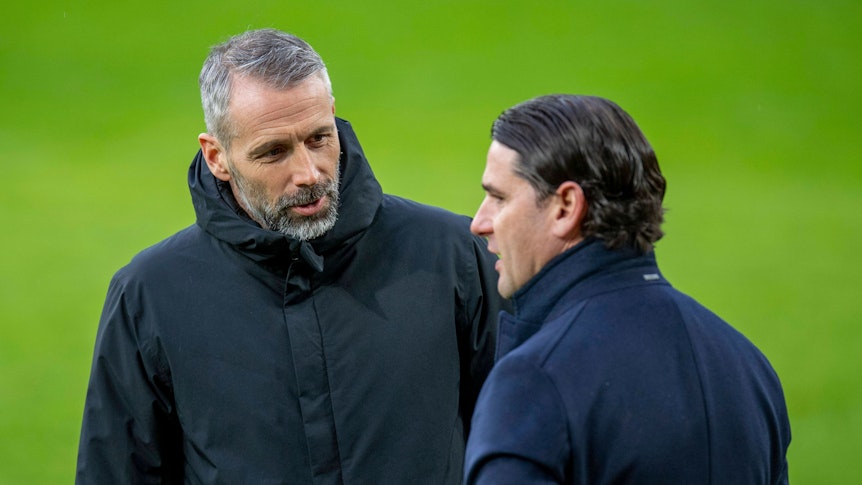 Borussia Dortmunds Trainer Marco Rose spricht auf dem Spielfeld mit Bayer Leverkusens Coach Gerardo Seoane.