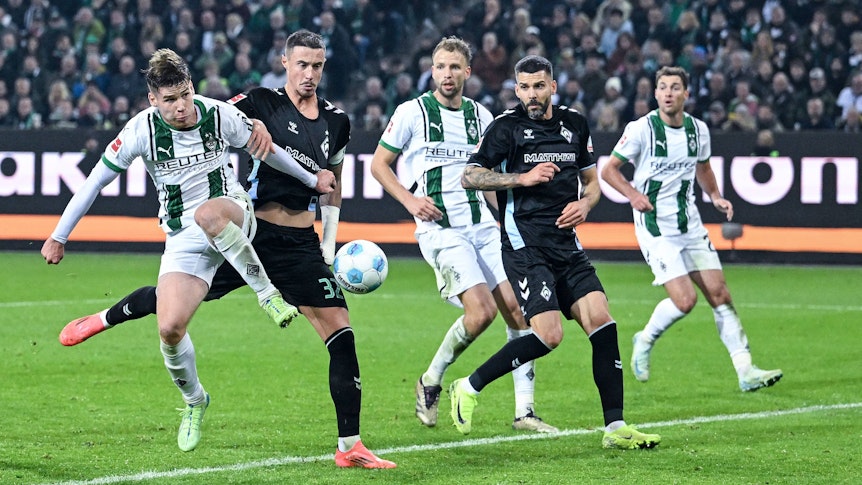 Die Gladbach-Profis Lukas Ullrich, Marvin Friedrich und Joe Scally gehen im Spiel gegen Werder Bremen zum Ball.