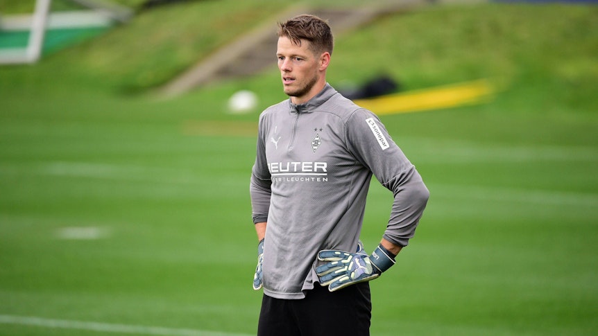 Borussia Mönchengladbachs Keeper Jonas Omlin steht auf dem Trainingsplatz und stemmt die Hände in die Hüfte.