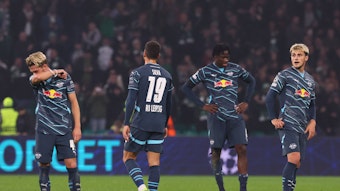 Spieler von RB Leipzig sind gefrustet im Champions-League-Trikot.