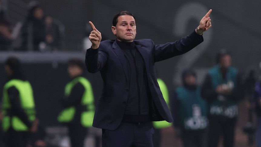 Gerardo Seoane hält an der Außenlinie seine Finger ausgestreckt.
