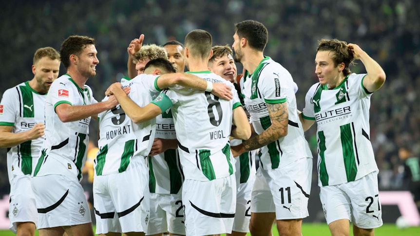 Die Spieler von Borussia Mönchengladbach in einer Jubeltraube.