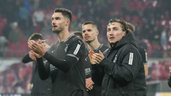Tim Kleindienst, Julian Weigl und Rocco Reitz applaudieren den mitgereisten Fans von Borussia Mönchengladbach nach dem Auswärtsspiel in der Bundesliga bei RB Leipzig.