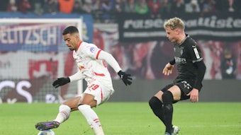 Borussia Mönchengladbachs Robin Hack kämpft mit RB Leipzigs Benjamin Henrichs um den Ball.
