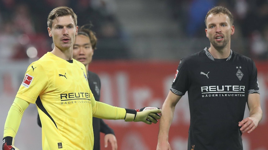 Die Gladbach-Profis Moritz Nicolas, Ko Itakura und Marvin Friedrich blicken im Spiel bei RB Leipzig auf eine Szene.