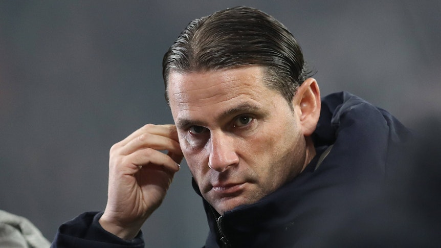 Borussia Mönchengladbachs Trainer Gerardo Seoane greift sich beim Bundesliga-Spiel in Leipzig an die rechte Schläfe.