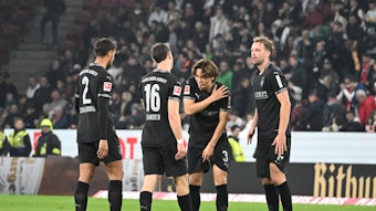 Philipp Sander steht neben drei Borussia-Innenverteidigern.