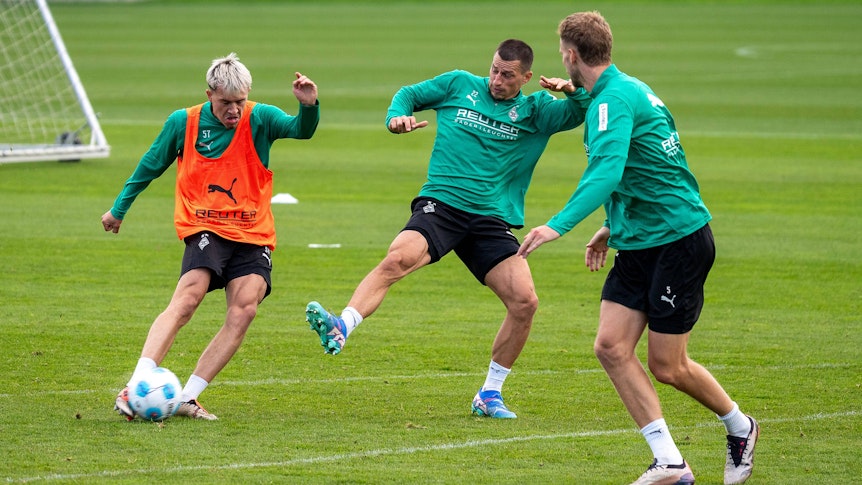 Noah Pesch bei einem Schussversuch im Training, den Stefan Lainer blocken will.