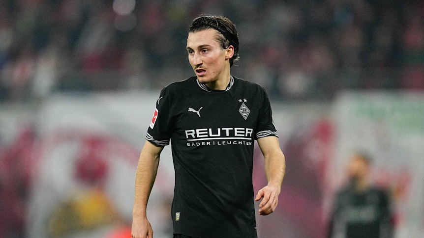 Rocco Reitz im schwarzen Gladbach-Trikot.
