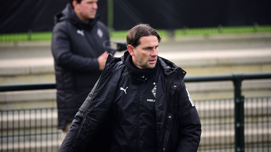 Gerardo Seoane im Wintermantel im Training.