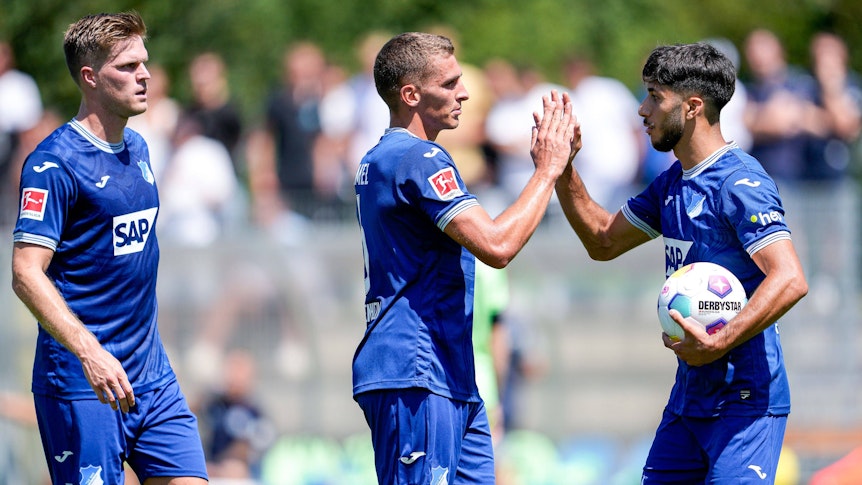 Drei Hoffenheim-Spieler freuen sich über ein Tor.