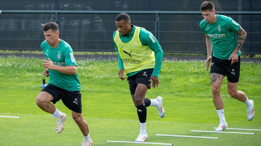 Stefan Lainer, Alassane Plea und Tomas Cvancara bei einer Trainingsübung.