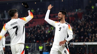 Tim Kleindienst klatscht mit Kai Havertz ab.