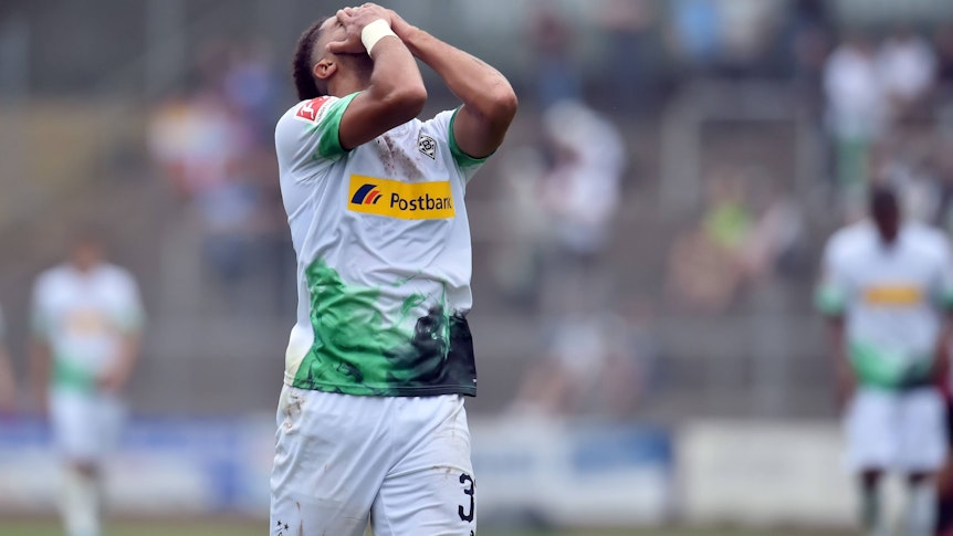 Keanan Bennetts schlägt sich die Hände vor dem Gesicht zusammen.