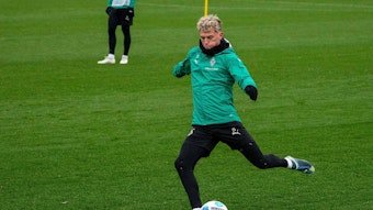 Robin Hack schießt einen Ball im Training.