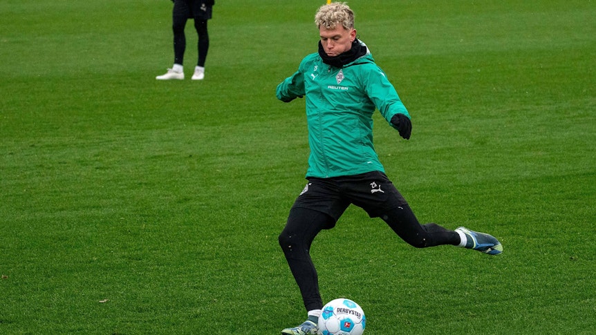 Robin Hack schießt einen Ball im Training.