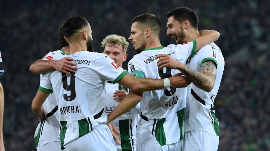 Die Gladbach-Spieler jubeln im Bundesliga-Heimspiel gegen Werder Bremen gemeinsam über ein Tor.