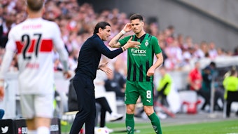 Julian Weigl holt sich bei Gerardo Seoane Anweisungen ab.
