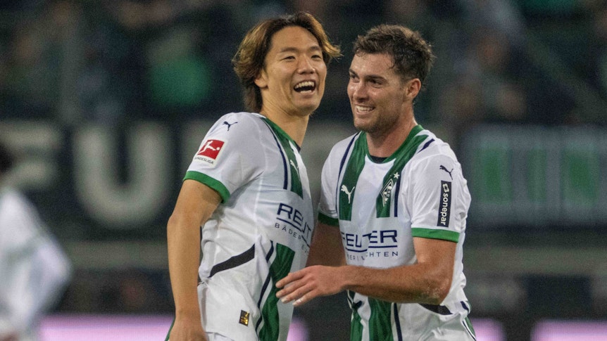 Ko Itakura und Joe Scally jubeln gemeinsam und lachen.