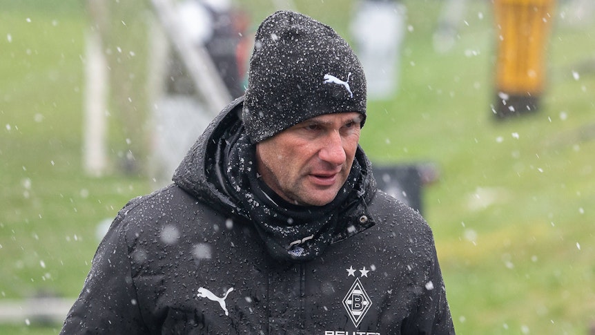 Gerardo Seoane im Training. Es schneit leicht.