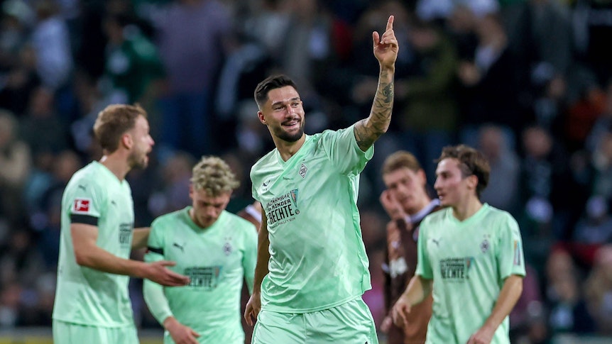 Borussia Mönchengladbachs Tim Kleindienst bejubelt sein Tor im Bundesliga-Spiel gegen den FC St. Pauli.