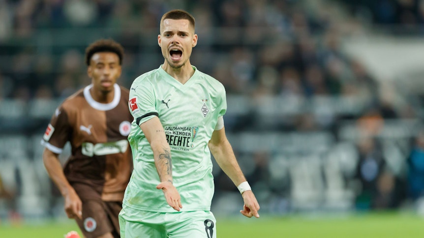 Borussia Mönchengladbachs Julian Weigl ruft im Spiel gegen den FC St. Pauli auf dem Feld Anweisungen.