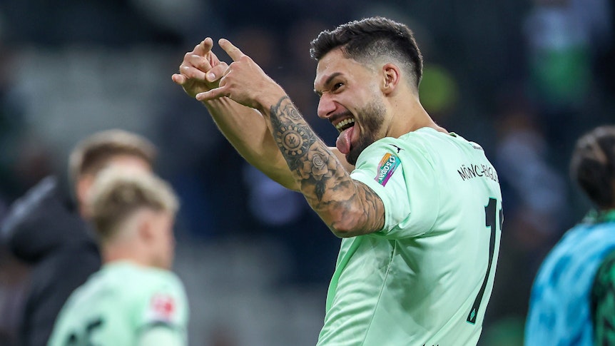 Borussia Mönchengladbachs Tim Kleindienst formt im Spiel gegen den FC St. Pauli mit den Händen eine Geste.