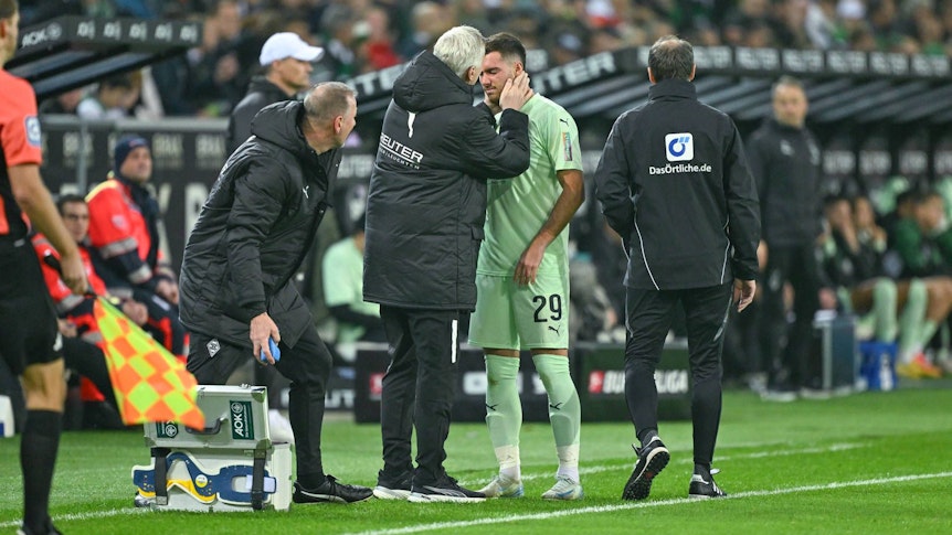 Borussia Mönchengladbachs Joe Scally wird nach seiner Auswechslung im Spiel gegen den FC St. Pauli an der Seitenlinie untersucht.