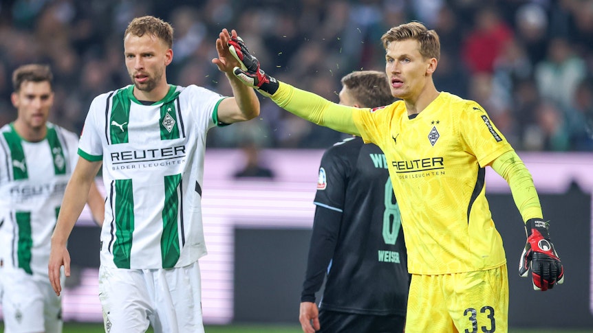 Marvin Friedrich und Moritz Nicolas geben sich die Hand.